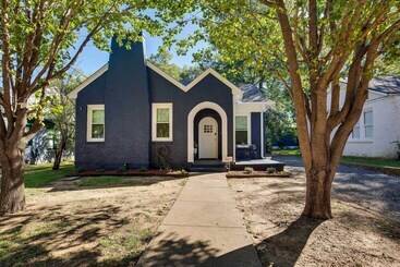 کلبه Walkable Tyler House W/ Deck: 1/2 Mi To Downtown!