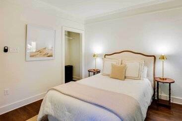 کلبه Walkable Tyler House W/ Deck: 1/2 Mi To Downtown!