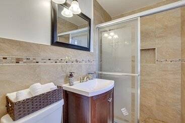 Сельский дом 4 Mi To Beach: Hollywood Home W/ Patios!