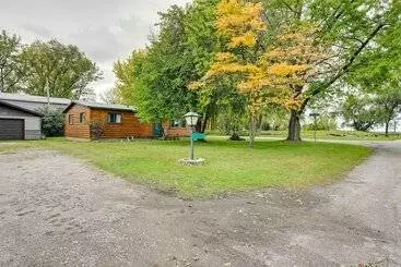 Mökkimajoitus Cozy Bay City Abode W/ Deck & Fire Pit, Near Lakes