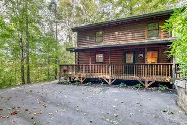 コテージ Cozy North Carolina Cabin W/ Hot Tub & Fire Pit!