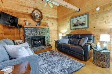 茅舍 Cozy North Carolina Cabin W/ Hot Tub & Fire Pit!
