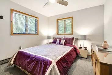 Mökkimajoitus Gorgeous Bushkills Lodge W/ Pool Access!