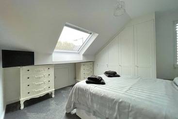 פנסיון Lovely Comfortable 3br Property