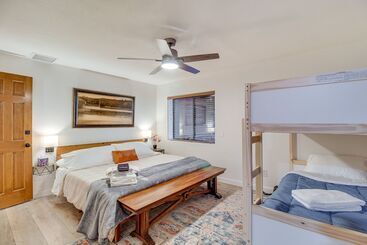 Dom wiejski Pinetop Cabin W/ 2 Fireplaces & Hot Tub!