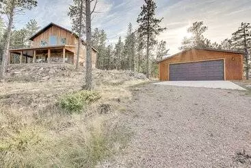 コテージ Spacious Sturgis Cabin W/ Grill & Wraparound Patio