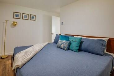 Casa Rural Tree Lined Gold Beach Retreat W/ Multiple Decks!