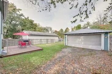 Casa Rural Welcoming Home In Youngstown W/ Private Backyard!