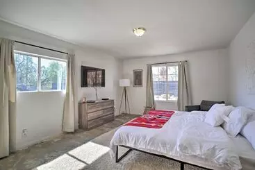 コテージ Chic Morongo Valley Home: Mtn Views & Pergola