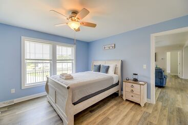 بيت ريفى Coastal Emerald Isle Retreat W/ Deck & Grill!