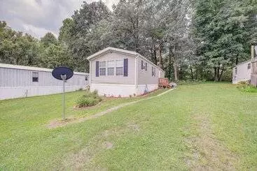 Mökkimajoitus Creekfront Max Meadows Mobile Home With Deck!