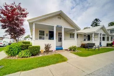 Mökkimajoitus Flamingo Geneva Getaway: Steps To Lake Erie!