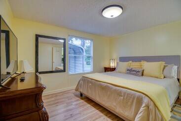 کلبه Lake View Mountain Home Retreat W/ Fire Pit!