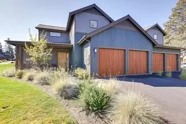 コテージ Modern Bend Home W/ Private Hot Tub & Fireplace