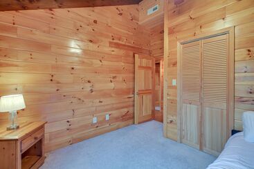 Peaceful Raphine Cottage W/ Deck & Fireplace!