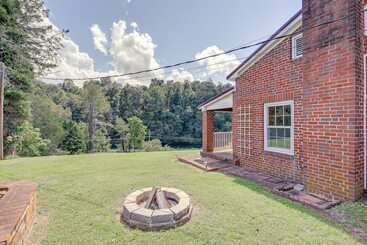 Hus på landet Riverfront Bluff City Retreat W/ Patio & Grill!