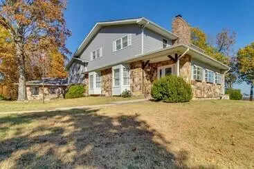 Gîte Rural Spacious Retreat W/ Stunning Norfork Lake Views!