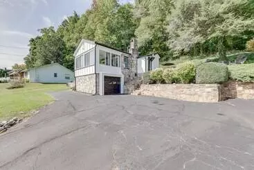 Updated + Modern Waynesville Cottage W/ Fire Pit