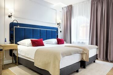 Golden Queen Deluxe Jacuzzi Apartments Old Town