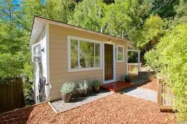 ホテル Downtown Cottage In The Woods