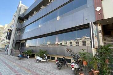 Hotel Jb Residency !! Luxurious & Royal Balcony Rooms !! Large Rooms