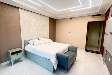 هتل Deluxe 13  Jinja Pool Apartment