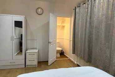 ペンション Double Room With Free Wifi Keedonwood Road