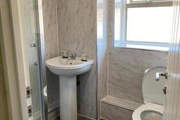 פנסיון Dorcas Lodge   Lovely House With High Speed Wifi And Free Parking