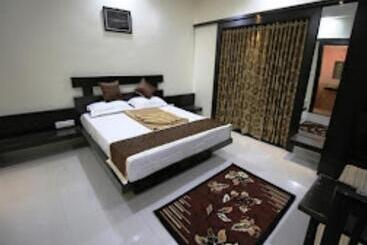 Отель Rutugandh River View Resort, Wai