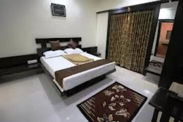 ホテル Rutugandh River View Resort, Wai