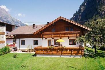 Отель Appartements Gufler