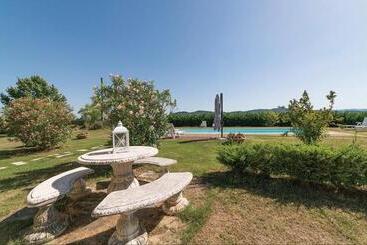 ペンション La Tufaia