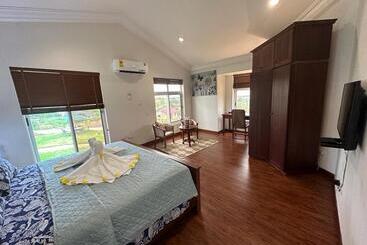 ベッドアンドブレックファースト Cozy Hill Gardens