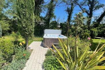 B&b Chambre D Hôtes Gai Félibre Avec Piscine Et Jacuzzi