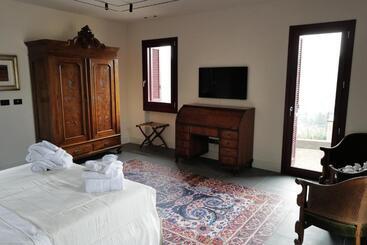 Bed and Breakfast Castello Di Perno Foresteria, Winery & Rooms
