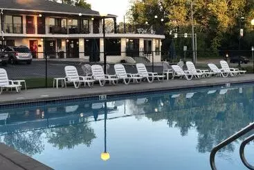 ホテル Amber S Inn & Suites