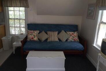 Отель Angie's Guest Cottage