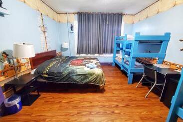 فندق The Pirate Haus Inn