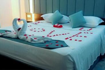 هتل Khawarnaq Palace