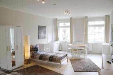 هتل آپارتمان Monteurzimmer & Hostel Für Herren