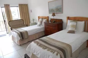 هتل Homestead Lake Cottage
