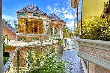 Pensión Airport Lux Rooms