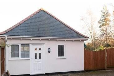 Pensione Colchester Town, Modern, Detached, Guest House
