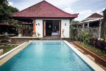 פנסיון Escotel Villa Marga