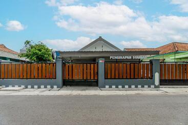 Hotel Oyo 93526 Cut Nyadin Syariah