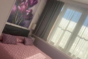 تختخواب و صبحانه La Dea Bendata