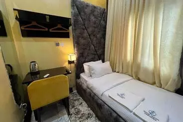 Hq Hotel And Lounge