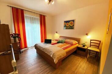 هتل Guesthouse Mesec Zaplana