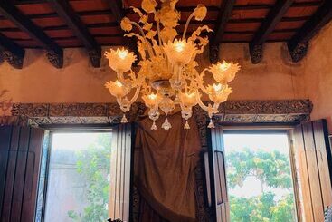 هتل The Gallery Inn