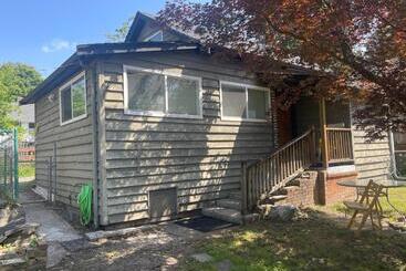 پانسیون Downtown N. Vancouver Lane Home